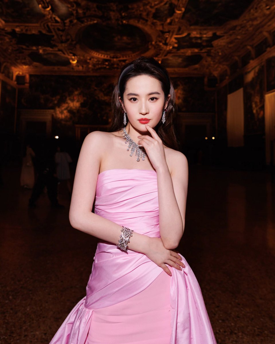 Bulgariofficial's tweet photo. The #Bulgari Mediterranea High Jewelry event celebrates the brand's natural connection to its origins. Among the guests were brand Ambassador #YangYang and Global Brand Ambassador #CrystalLiu https://t.co/2tIqvA640Y
#BulgariMediterranea https://t.co/dJBc5ekllY