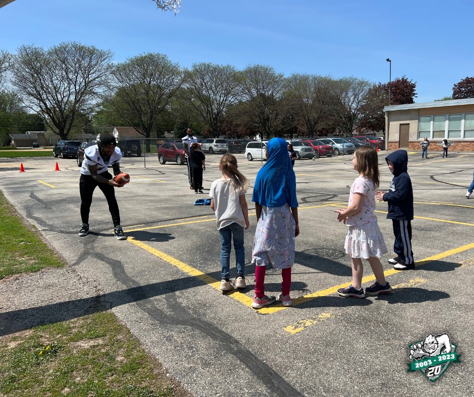 gbblizzard's tweet photo. Thank you Beaumont Elementary School for letting Max, Mike, Marquise, and Raheem visit your students for lunch and recess! Fun was had by all 😄 #GoBlizz #GetBlizzy #GBB #20Seasons
@MaxMeylor @NotGeeezy_ @M_Irvin8 @heemharv_7 https://t.co/vRvriaO0Jw