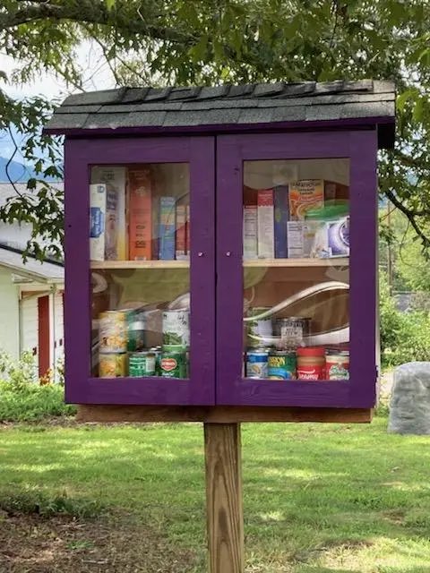MaryAnn_Warrior's tweet photo. #BlessingBoxes….. Google this in your area and make a difference by donating items. I help keep them filled in my county…. #DoSomethingGoodForYourNeighbor https://t.co/MXhBP12dHq