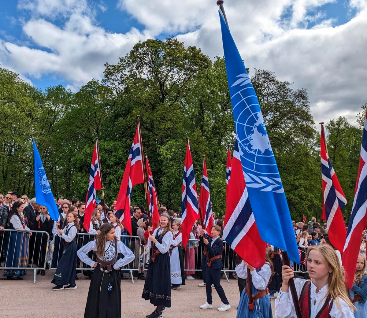 Wishing our #PartnersAtCore #Norway a very Happy Constitution Day - 17 May. Wonderful to see the UN flag proud in the children's parade today ! @UNDP values the UN 🇺🇳 & Norway 🇳🇴cooperation ! Gratulerer med dagen !