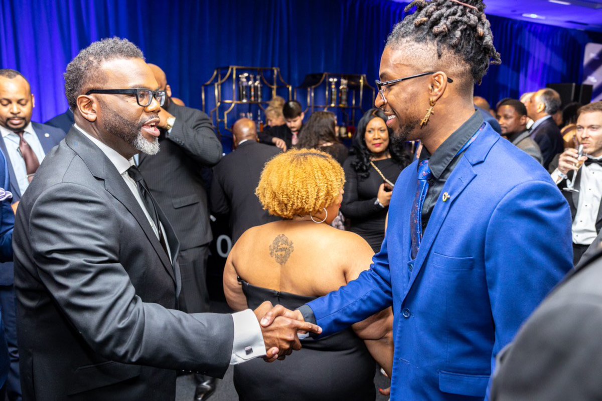 community_corey's tweet photo. Thank you to @ChicagosMayor for signing an Executive Order on his first day in office, allocating more resources for youth employment in the City of Chicago 📝‼️

The 29th Ward Youth Council is looking forward to more opportunities to educate, empower, and employ our youth. 🙏🏾 https://t.co/6caKaXqhB7
