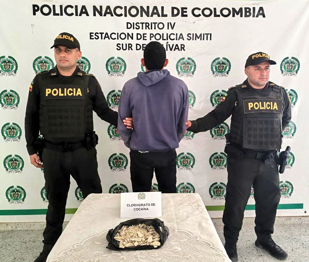PoliciaDEMAM's tweet photo. #Simiti En flagrancia con 398 dosis de base de cocaína fue capturado este sujeto de 32 años, fue dejado a disposición por tráfico, fabricación o porte de estupefacientes. #ImplacablesContraElDelito https://t.co/7xCDmQkNtx