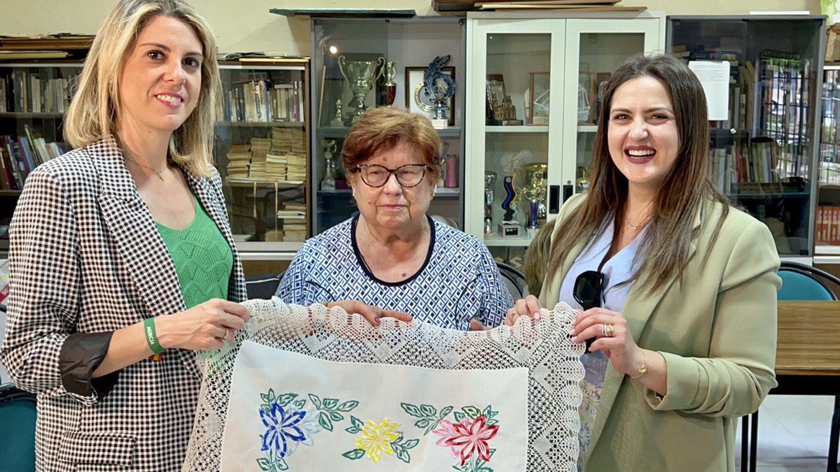 VOXAytoMurcia's tweet photo. 🧵Hoy hemos estado con las bordadoras de Beniaján disfrutando mientras veíamos cómo sacaban de unos hilos auténticas obras de arte. 🪡

✅En VOX cuidamos de nuestras tradiciones. 

✅Cuidamos de lo nuestro. 

#GestosoAlcalde🇪🇸 https://t.co/T2aimZUVFp