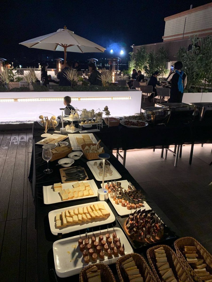 Ofeh4's tweet photo. In the elegant atmosphere of a private club, share an unforgettable dining experience with friends and family. Red wine, as the soul of this feast, adds romance and quality to your party https://t.co/gun3nfOOp1