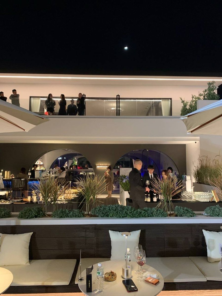 Ofeh4's tweet photo. In the elegant atmosphere of a private club, share an unforgettable dining experience with friends and family. Red wine, as the soul of this feast, adds romance and quality to your party https://t.co/gun3nfOOp1