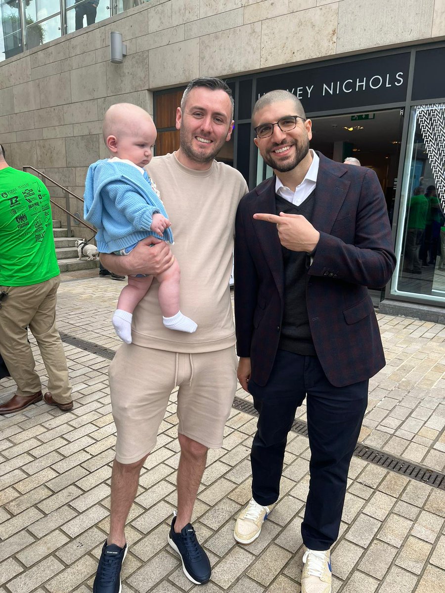 Mr_LeeReilly's tweet photo. When your son doesn't care who @arielhelwani is 😂😂 https://t.co/9fvPXe3R3v