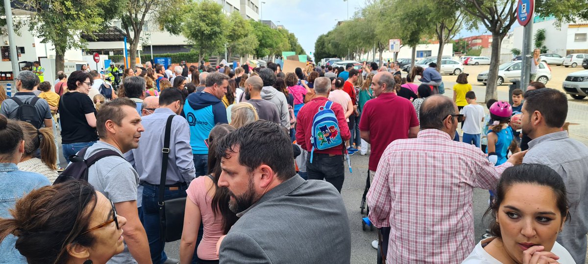 Es el momento de que veais las carencias en los barrios. Nuestr<a href="/s/">『S』</a> niñ@s de los #bermejales no tienen instituto en su distrito. Hoy luchamos por un IES Los Bermejales <a href="/PSOEsevilla/">PSOE de Sevilla</a> <a href="/AndaluciaJunta/">Junta de Andalucía</a> <a href="/Ayto_Sevilla/">Ayuntamiento de Sevilla</a> <a href="/AdelanteAnd_SEV/">Adelante Andalucía Sevilla</a>