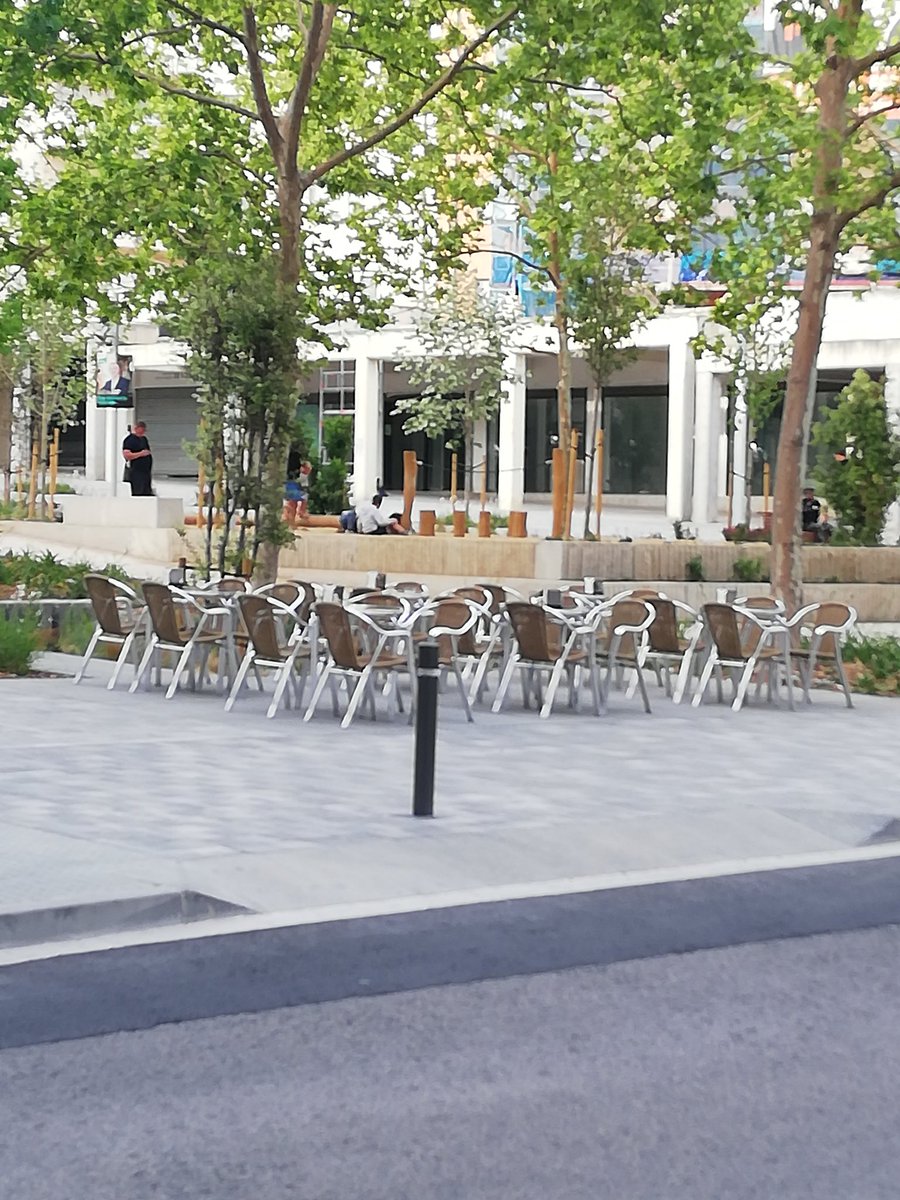 LaGiradaBronx's tweet photo. Apareixen les primeres terrasses a la Rambla de La Girada. Això no és @FRomeroGamarra el que heu promés  i pactat amb els v@ins.
No heu deixat passar ni tant sols eleccions. No teniu vergonya @AureliRuizMila
@VeinsdelaGirada @ERCVilafranca @vilafrancacomu @VilafrancaAj https://t.co/Rul7kKsmNY