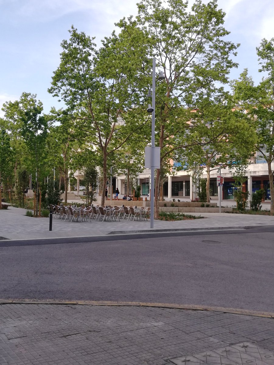 LaGiradaBronx's tweet photo. Apareixen les primeres terrasses a la Rambla de La Girada. Això no és @FRomeroGamarra el que heu promés  i pactat amb els v@ins.
No heu deixat passar ni tant sols eleccions. No teniu vergonya @AureliRuizMila
@VeinsdelaGirada @ERCVilafranca @vilafrancacomu @VilafrancaAj https://t.co/Rul7kKsmNY