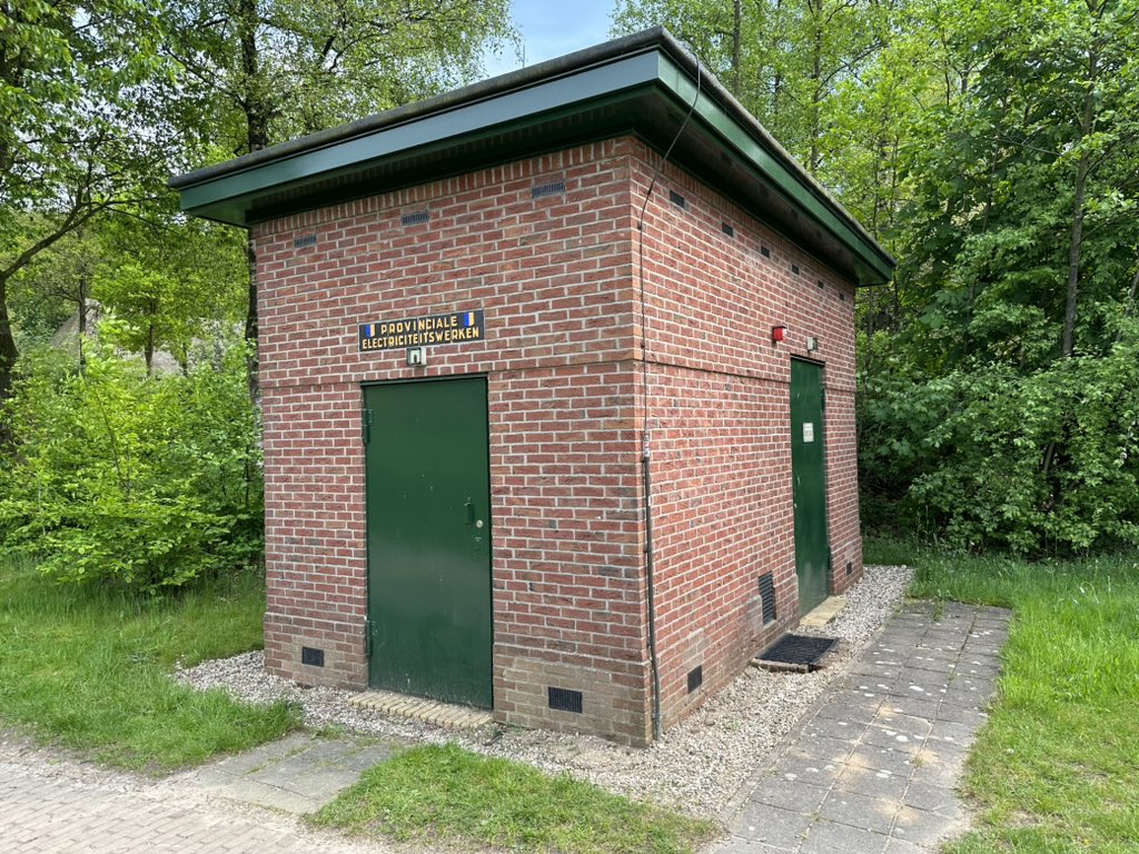 electriciteits2's tweet photo. #electiciteitshuisje EH-151 is een museumstuk - hij is te bewonderen in het @Openluchtmuseum in #arnhem. De kenners hebben geen bordje om te weten dat deze van origine ook in #Gelderland stond. Check ook EH-58 en EH-89. https://t.co/nRvJJauf8r