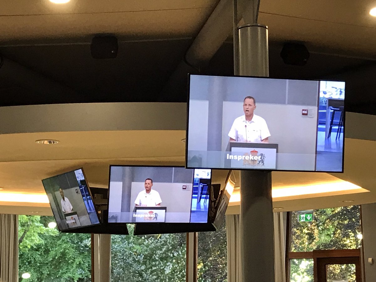 Bert de Rooij spreekt namens 10 oud papier inzamelende verenigingen de raadsleden van <a href="/gemTiel/">gemeente Tiel</a> toe over het voornemen van <a href="/AvriSchoon/">Avri</a> om te stoppen met het met #vrijwilligers ophalen van oud papier. Deze verenigingen zijn het daar niet mee eens.