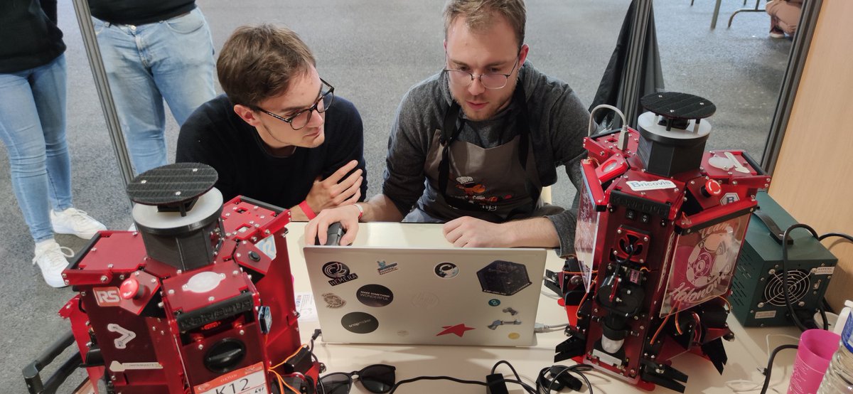 La <a href="/CoupeRobotique/">Coupe de France de Robotique</a> 2023 a débutée ! 🥳
Arrivée ce midi nous avons été homologués dans l'aprem et nous travaillons à améliorer notre firmware !
On se retrouve demain pour les premiers matchs ! 🦾