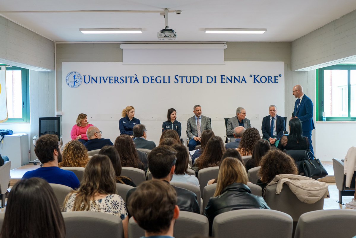 Unikore_Enna's tweet photo. Oggi abbiamo avuto il piacere di ascoltare due campionesse 🏓
🥇Carlotta Ragazzini
Campionessa Europea U23 di tennistavolo paralimpico
🥇Giada Rossi
Campionessa mondiale 2022 di tennistavolo paralimpico
@CIPnotizie @FrancescoSgro https://t.co/rnifo05k0T
