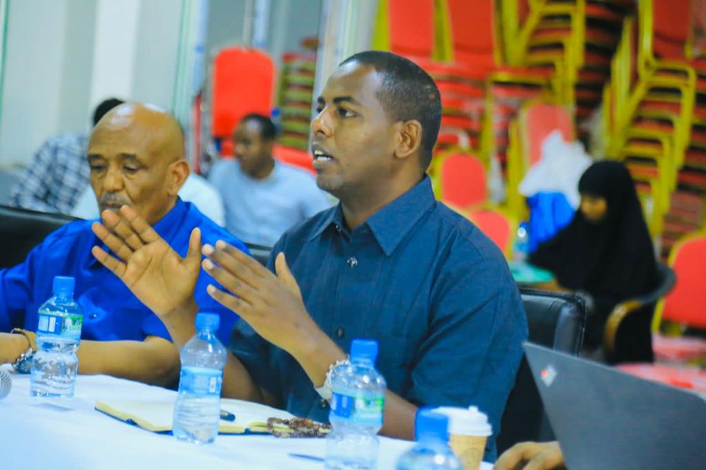 LSRA_Comms's tweet photo. Wasiirka Arrimaha Gudaha iyo Dowladaha Hoose KGS ayaa maanta guddoomiyay shir muhiim ah oo looga hadlay horumarinta nidaamka dowladaha hoose iyo daadejinta adeegyada iyo maamulka dowladaha hoose ee deegaanada Koonfur Galbeed Soomaaliya. https://t.co/VAISwdELAA