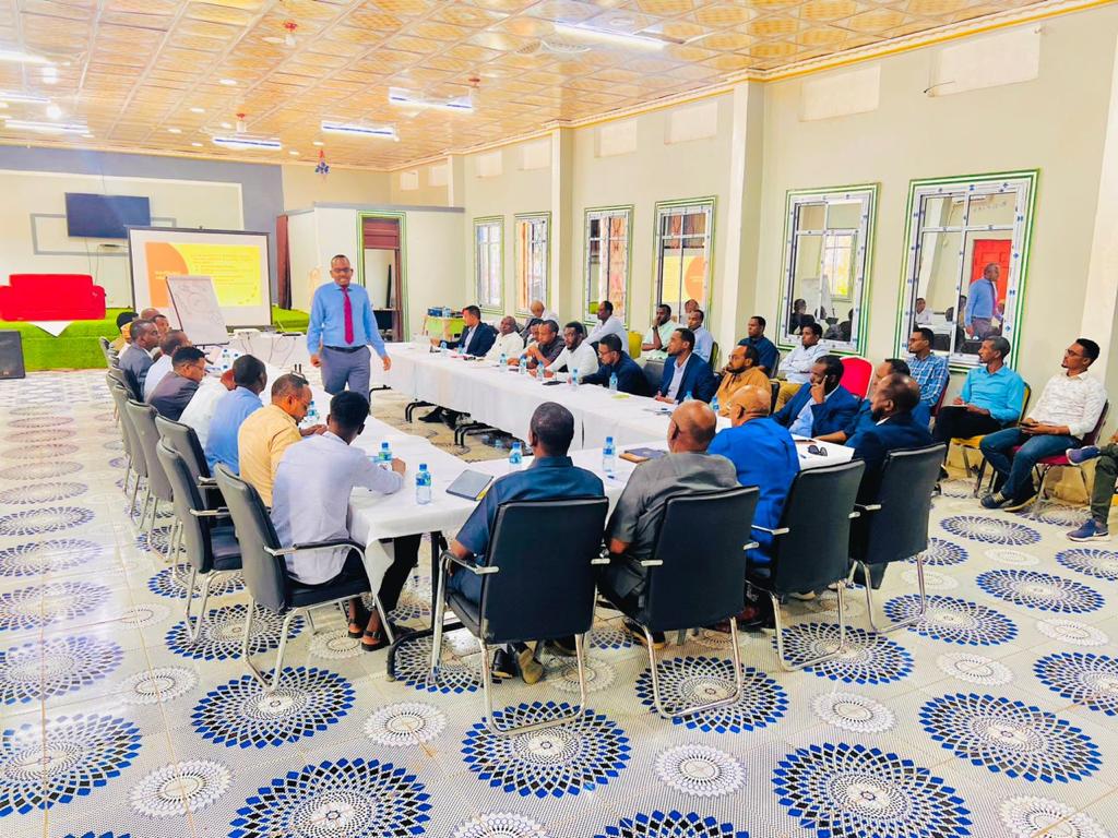 LSRA_Comms's tweet photo. Wasiirka Arrimaha Gudaha iyo Dowladaha Hoose KGS ayaa maanta guddoomiyay shir muhiim ah oo looga hadlay horumarinta nidaamka dowladaha hoose iyo daadejinta adeegyada iyo maamulka dowladaha hoose ee deegaanada Koonfur Galbeed Soomaaliya. https://t.co/VAISwdELAA
