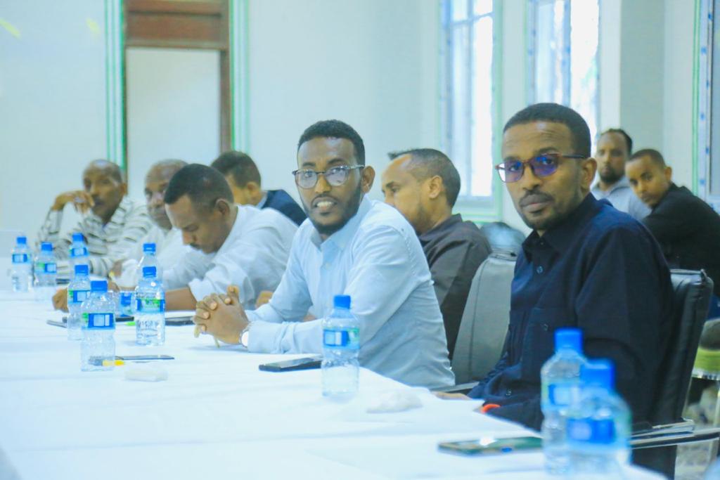 LSRA_Comms's tweet photo. Wasiirka Arrimaha Gudaha iyo Dowladaha Hoose KGS ayaa maanta guddoomiyay shir muhiim ah oo looga hadlay horumarinta nidaamka dowladaha hoose iyo daadejinta adeegyada iyo maamulka dowladaha hoose ee deegaanada Koonfur Galbeed Soomaaliya. https://t.co/VAISwdELAA