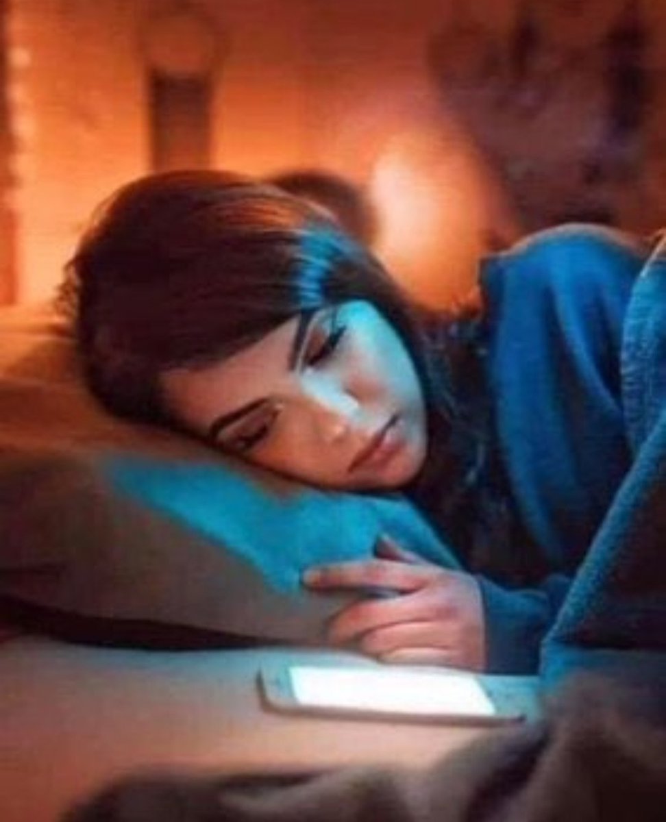 🌸..في نهاية اليوم نتوسد كلللللللل 
ما عز علينا اظهاره طيلة اليوم ..💔
فنراه أمامنا كشريط سينمائي 
يثقلنا ويورقنا ندعي اللا مبالاة
وكلللللللللل ما بداخلنا يبالي ..!!
ننام وملئ جفوننا السهر..!!

#روح_السرايا💔