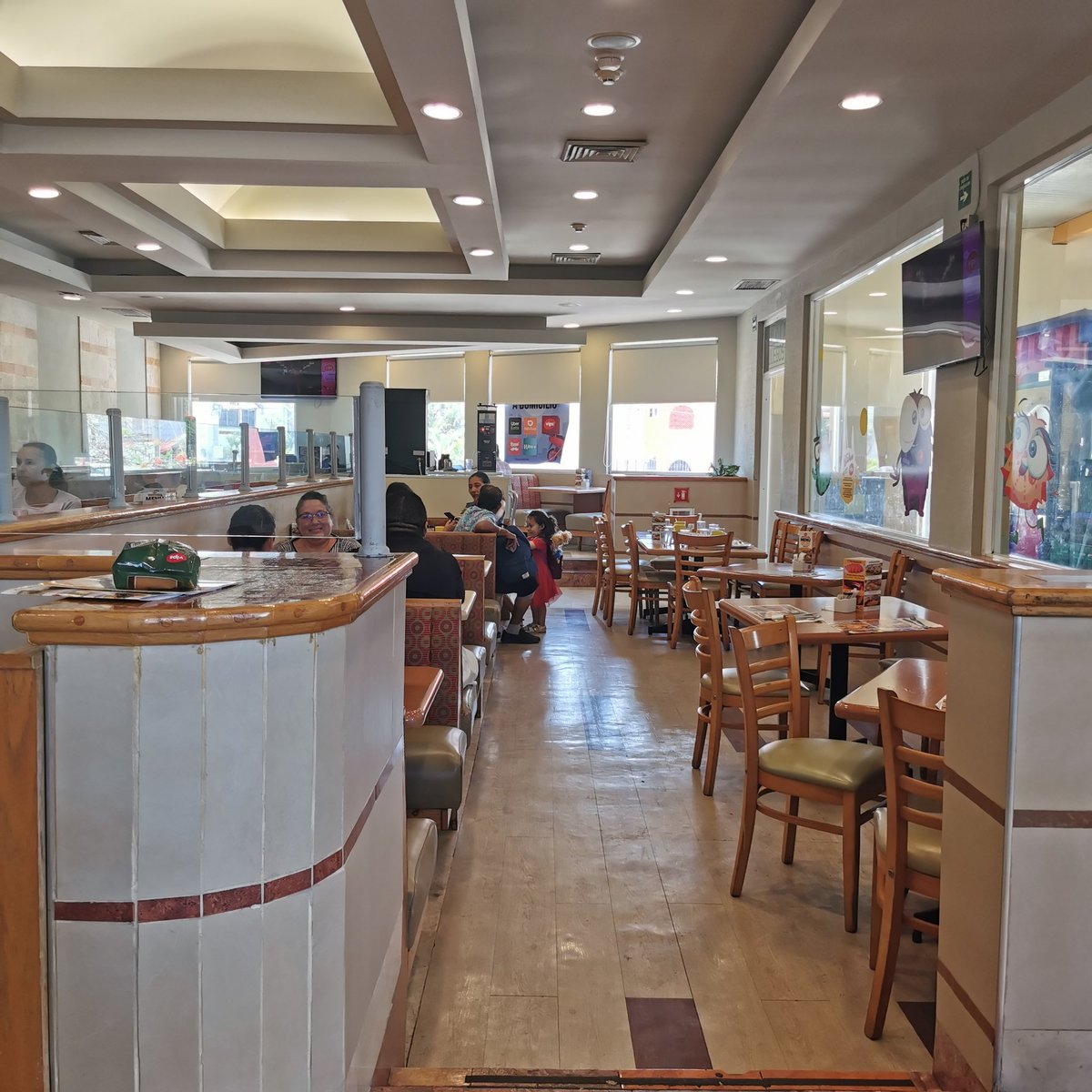 Si buscas un mal servicio...destencion...alimentos fríos y que se olviden de ti en la mesa <a href="/VIPS/">VIPS</a> <a href="/VIPS_MX/">VIPS</a> es tu mejor opción !!! 

Es una calamidad venir a este lugar en la SM 15 de #Cancún por eso cada vez se quedan más vacíos !!!