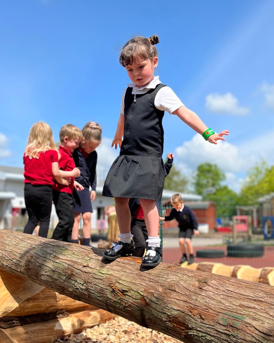 AshTreeEYFS's tweet image. Today we introduced our children to our new outdoor physical development space. The children enjoyed getting used to the space, being imaginative and using thier bodies in different ways. 💪🏽 🧠 #eyfsoutdoors #eyfsphysicaldevelopment