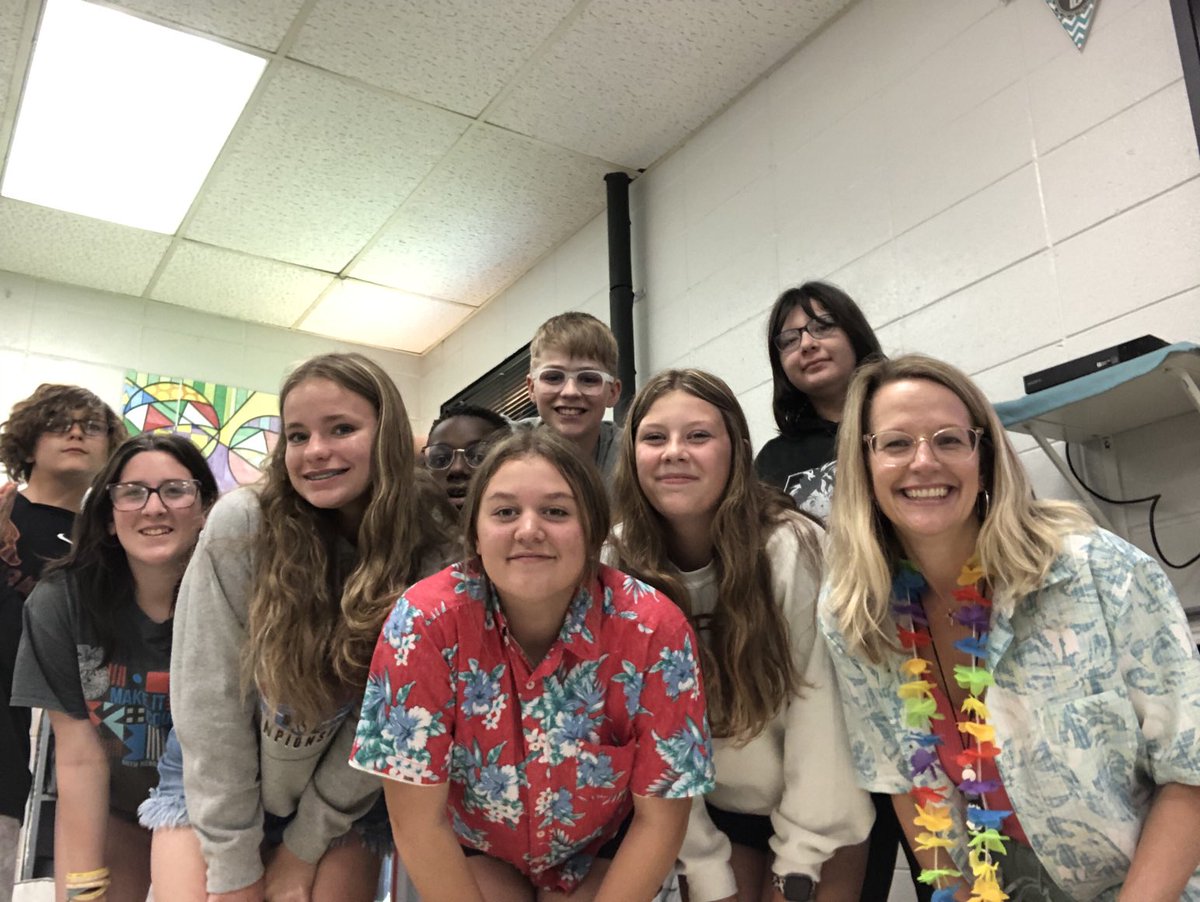 smcinturf3's tweet photo. Last day of school for these 7th grade Spanish students! #CenturaPride https://t.co/cTYdiqhKMw