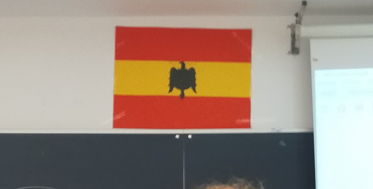 Bertet_76's tweet photo. Yo juraría que estaba cursando magisterio no ADE, pero al ver esto en clase supongo que me habré confundido de facultad... https://t.co/VHUFwusUjq