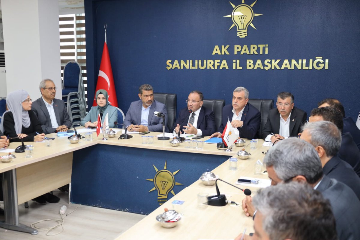 Karakopruak's tweet photo. Adalet Bakanımız @bybekirbozdag, İl Başkanımız @adelioglu63, B.B. Bşknımız @zabeyazgul,İlçe Bşknımız @saitagann ,Milletvekillerimiz, Milletvekili Adaylarımız ve İlçe Başkanımızla seçime yönelik yapılacak saha çalışmaları ile ilgili toplantımızı yaptık.

@RTErdogan @erkankandemir https://t.co/ckjDvxnzWS