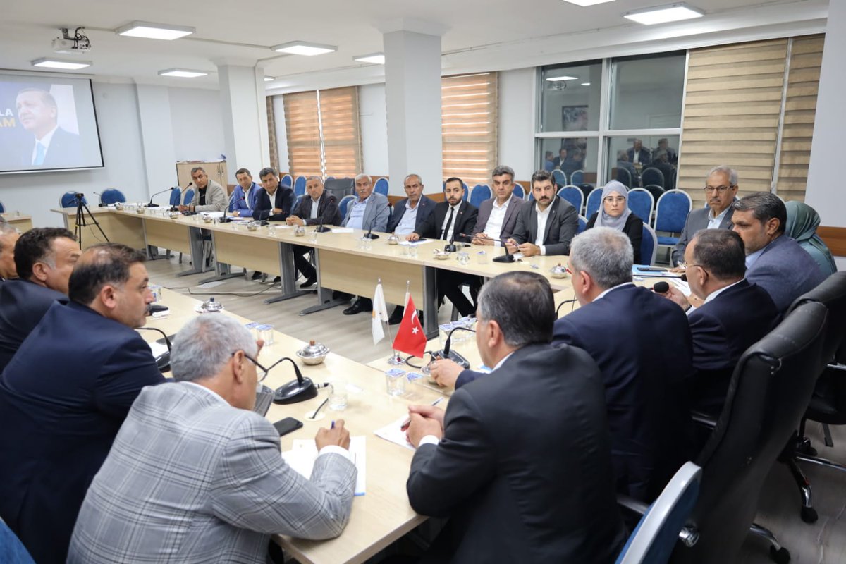 Karakopruak's tweet photo. Adalet Bakanımız @bybekirbozdag, İl Başkanımız @adelioglu63, B.B. Bşknımız @zabeyazgul,İlçe Bşknımız @saitagann ,Milletvekillerimiz, Milletvekili Adaylarımız ve İlçe Başkanımızla seçime yönelik yapılacak saha çalışmaları ile ilgili toplantımızı yaptık.

@RTErdogan @erkankandemir https://t.co/ckjDvxnzWS