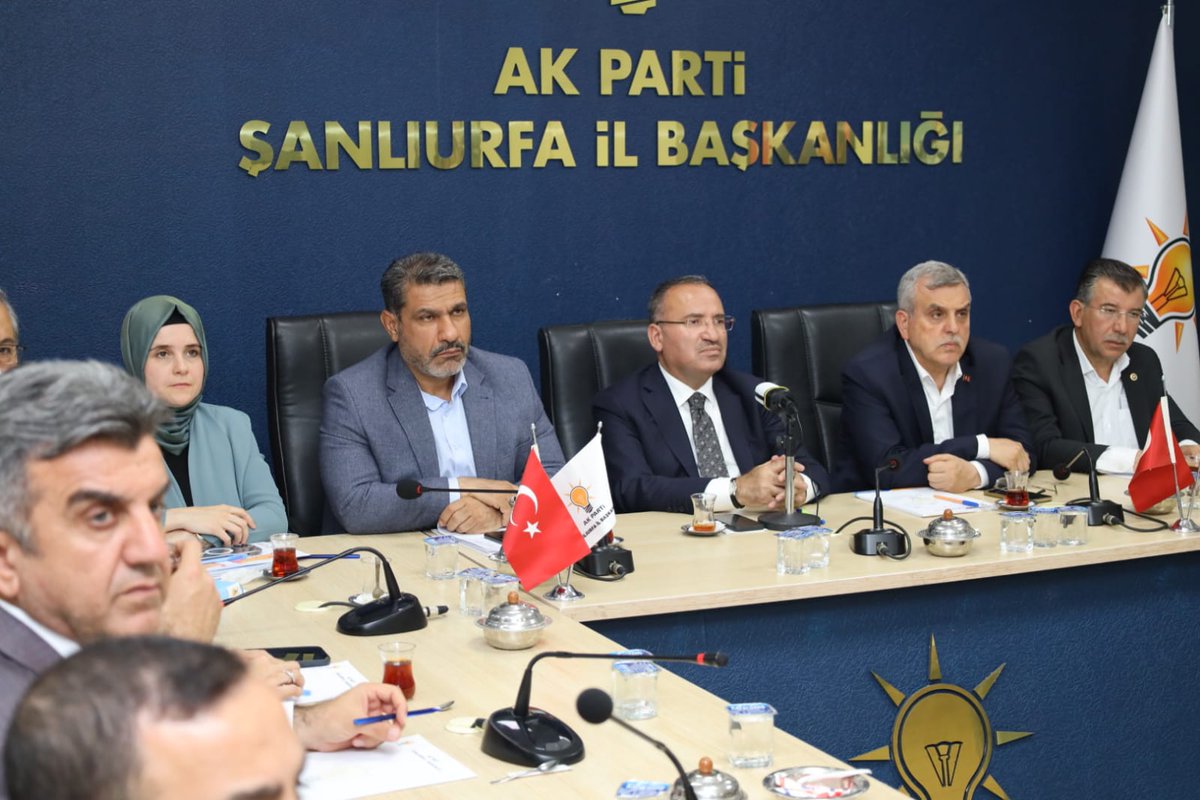 Karakopruak's tweet photo. Adalet Bakanımız @bybekirbozdag, İl Başkanımız @adelioglu63, B.B. Bşknımız @zabeyazgul,İlçe Bşknımız @saitagann ,Milletvekillerimiz, Milletvekili Adaylarımız ve İlçe Başkanımızla seçime yönelik yapılacak saha çalışmaları ile ilgili toplantımızı yaptık.

@RTErdogan @erkankandemir https://t.co/ckjDvxnzWS