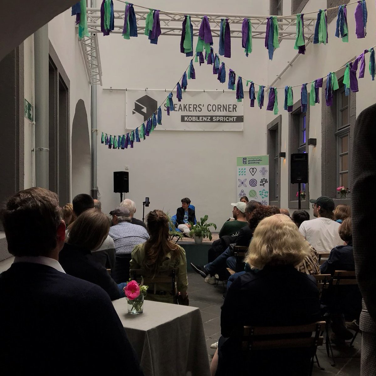 hfgg_hochschule's tweet photo. Letzten Samstag Campus Tag!
Danke an alle, die zum Erfolg dieses Tages beigetragen haben! Danke an alle, die vorbeigekommen sind & diesen Tag bereichert haben! #hfgg #gesellschaftsgestaltung #nachhaltigkeitstudieren #campustag #koblenzcity #studies4future #neueökonomischebildung https://t.co/EUedQqVHVi