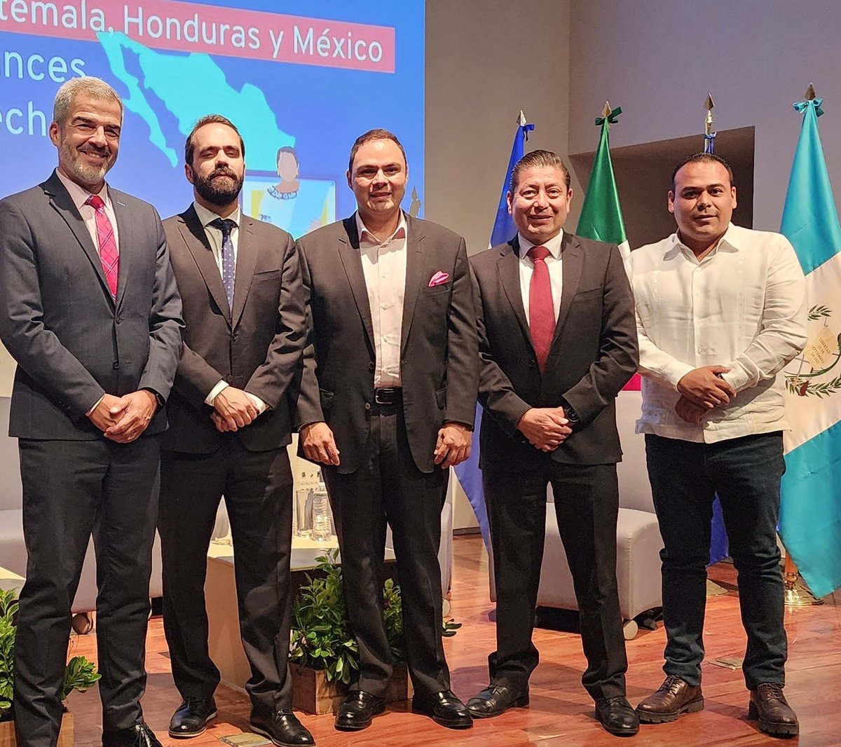 edmundo_rmz's tweet image. Agradecemos a @rodrigo_rq @Donaciano_DE @OITMexico @fracarpro por considerar a #Hidalgo en los paneles sobre migración forzada y contratación inequitativa.

En #Hgo @juliomenchaca_ @OscarJavierGnz2 atienden las causas, impulsando mejores salarios y programas como @empleogob_mx