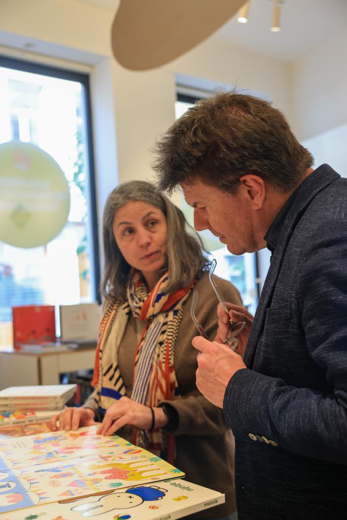 svengatz's tweet photo. 📓Net een fijn bezoek achter de rug bij de meertalige kinderboekhandel Bimbi Books in Elsene. La librairie propose des livres en 7 langues. Ne manquez pas d'y faire un tour ! The earlier you learn languages, the better! #Betalky https://t.co/h2q0fkwlNb