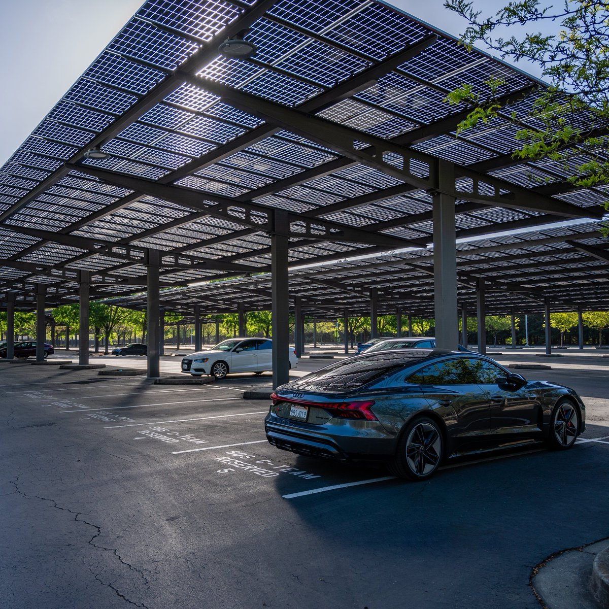 At @DSDrenewables' project for @bishopranch, the latest technology was on display. The #solar canopy uses “bifacial” 405W modules with a glass backsheet from @Qcells_NA for more production. Under it is an @Audi RS e-tron GT #ev with 637 hp and 0-60 in 3.1 seconds.