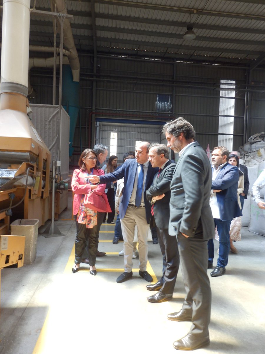 ambiente_pt's tweet photo. No Dia Internacional da Reciclagem, o #SEAmb, Hugo Pires, visitou a nova unidade de reciclagem de resíduos elétricos e eletrodomésticos da Interecycling, que reforçará a capacidade de Portugal para separar e recuperar metais e plásticos presentes naqueles resíduos. 
#XXIIIGoverno https://t.co/u0xLHcEgZV