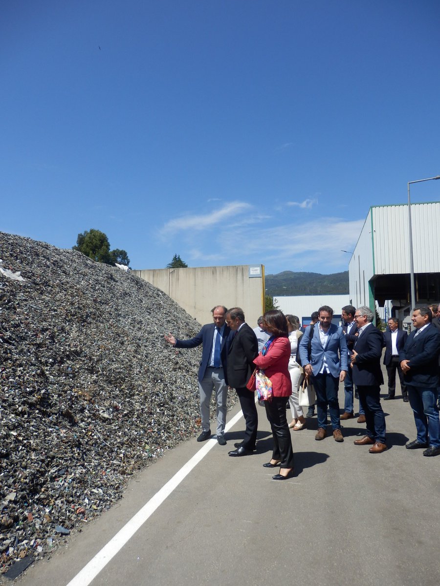 ambiente_pt's tweet photo. No Dia Internacional da Reciclagem, o #SEAmb, Hugo Pires, visitou a nova unidade de reciclagem de resíduos elétricos e eletrodomésticos da Interecycling, que reforçará a capacidade de Portugal para separar e recuperar metais e plásticos presentes naqueles resíduos. 
#XXIIIGoverno https://t.co/u0xLHcEgZV