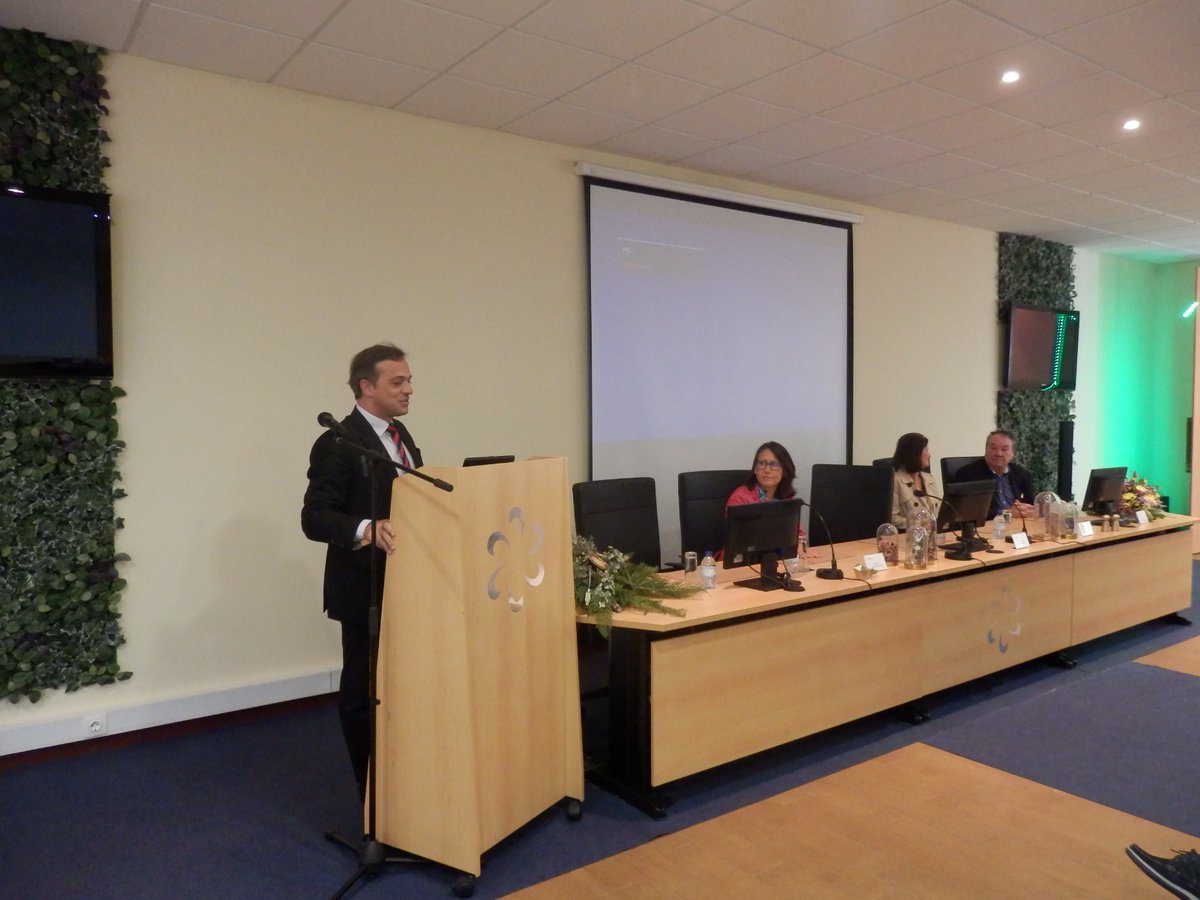 ambiente_pt's tweet photo. No Dia Internacional da Reciclagem, o #SEAmb, Hugo Pires, visitou a nova unidade de reciclagem de resíduos elétricos e eletrodomésticos da Interecycling, que reforçará a capacidade de Portugal para separar e recuperar metais e plásticos presentes naqueles resíduos. 
#XXIIIGoverno https://t.co/u0xLHcEgZV
