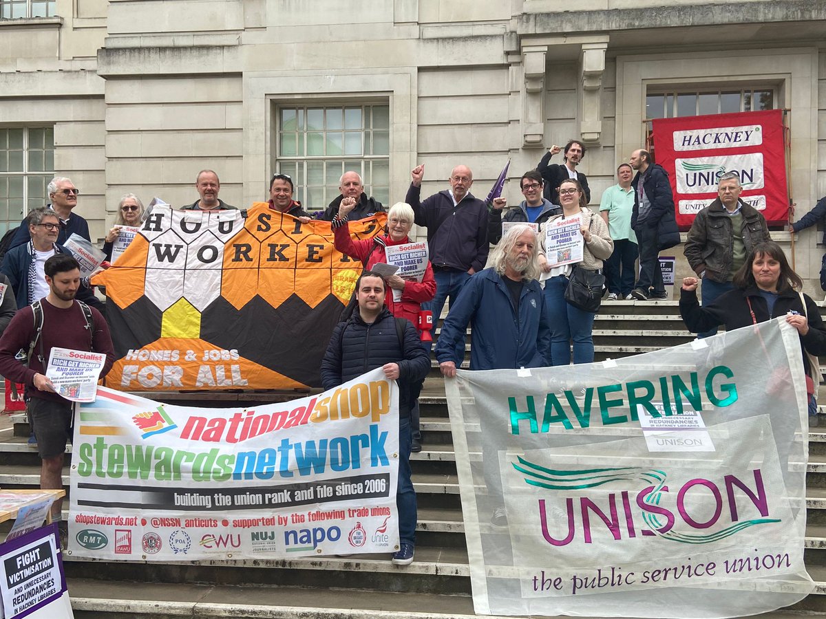NSSN_AntiCuts's tweet photo. #NSSN supporting @HackneyUNISON protest tonight against #librarycuts, redundancies &amp; union-busting by @LabourParty @hackneycouncil

@unisontheunion  @UniteHousing https://t.co/xqi398iSES