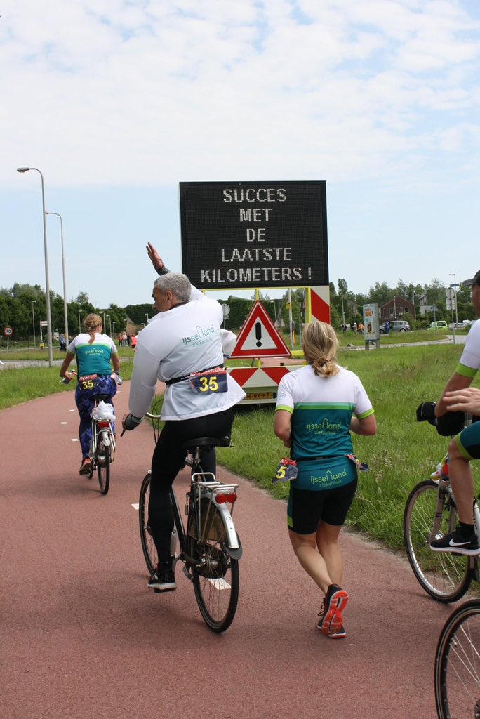 DoorkomstRopaBA's tweet photo. Let op! Maandag 29 mei, 2e Pinksterdag, zal de kruising Binnenlandsebaan/Barendrechtseweg/Schaatsbaan afgesloten worden i.v.m de doorkomst van de #Roparun in #Barendrecht. Er geldt een omleidingsroute die is aangegeven met gele borden! https://t.co/mC6O5dz6g1