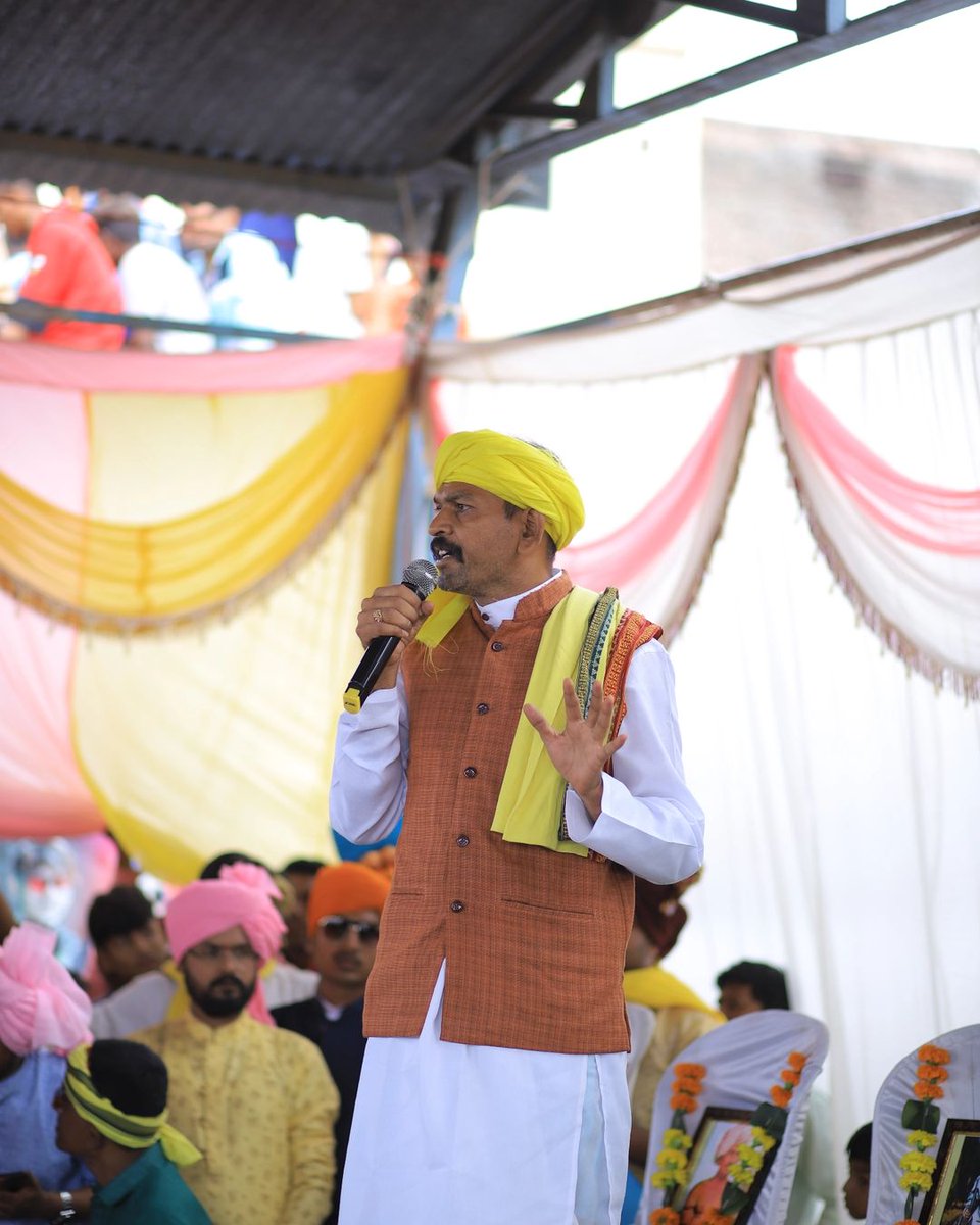 मैं पहले भी कह चुका हूं, <a href="/vikramadada/">Vikram Achhaliya - विक्रम अछालिया</a> कोई व्यक्ति नहीं है, पुरखों द्वारा प्रदत विशालकाय विचारधारा हैं। तानाशाह सुन ले! हम आदिवासियों की विचाराधारा को खत्म करने के लिए सात हजार साल लगेंगे।
