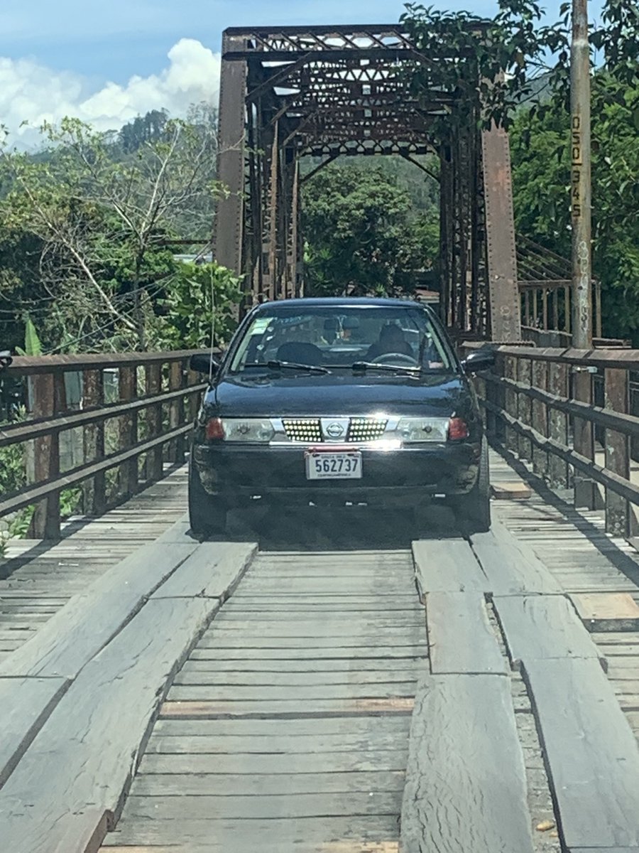 BrenesGonz's tweet photo. Carro en contra vía en puente de un solo carril en #turrialba , ocasionando presas por la omisión de señales de tránsito @TicoTrafico  @transitocr  @ACCIDENTESDECR @TrafficTico https://t.co/Nf8dAQVM4w