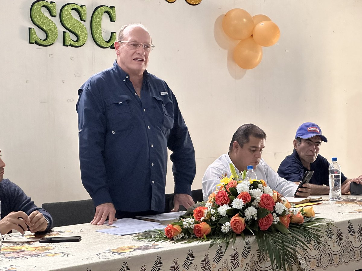 IESS_SSC's tweet photo. #Loja l Pedro Eguiguren y Ángel Falconí, director y coordinador zonal 7 del #IESSCampesino, recorrieron el Dispensario San Pedro de Vilcabamba y dialogaron con las organizaciones del sector. https://t.co/0VpCab1Sdp