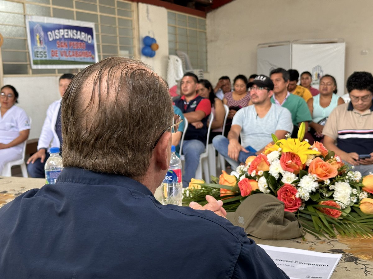 IESS_SSC's tweet photo. #Loja l Pedro Eguiguren y Ángel Falconí, director y coordinador zonal 7 del #IESSCampesino, recorrieron el Dispensario San Pedro de Vilcabamba y dialogaron con las organizaciones del sector. https://t.co/0VpCab1Sdp