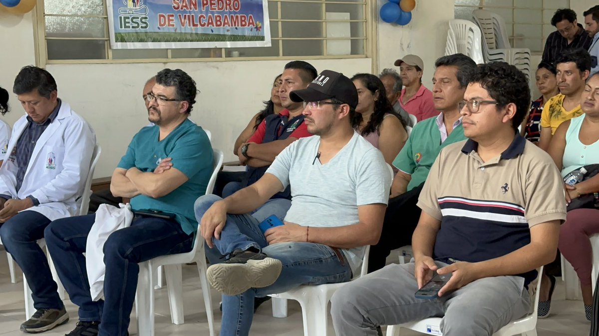 IESS_SSC's tweet photo. #Loja l Pedro Eguiguren y Ángel Falconí, director y coordinador zonal 7 del #IESSCampesino, recorrieron el Dispensario San Pedro de Vilcabamba y dialogaron con las organizaciones del sector. https://t.co/0VpCab1Sdp