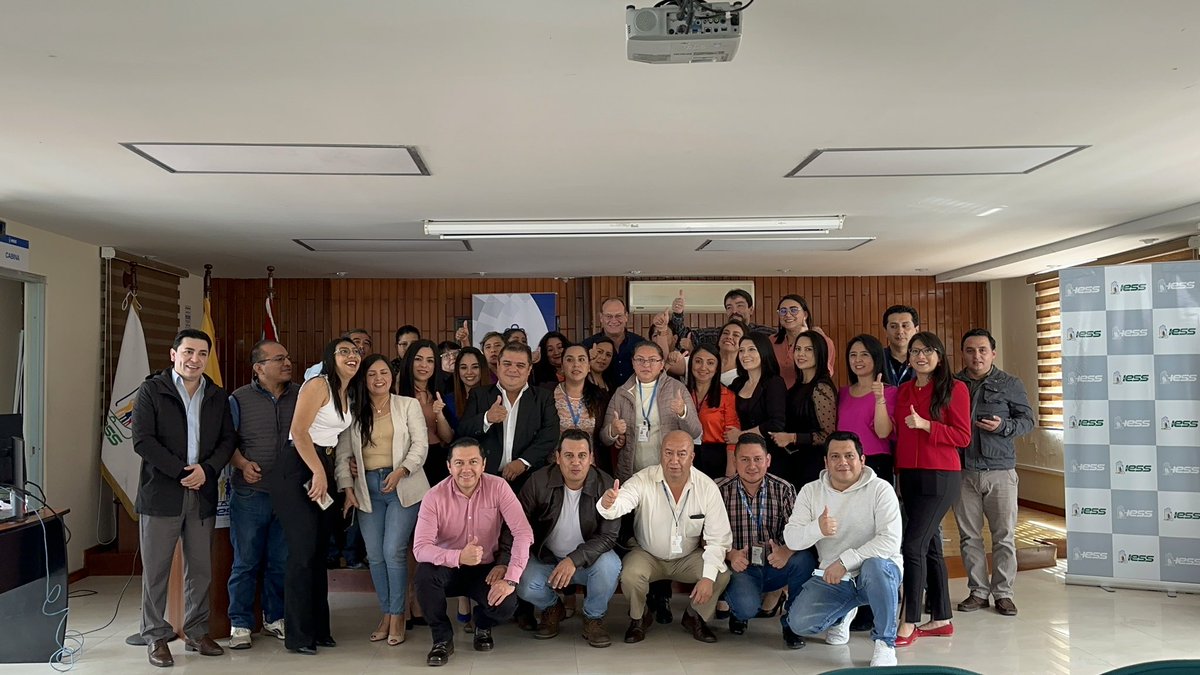 IESS_SSC's tweet photo. #IESSatuServicio | Previamente, realizaron una reunión de trabajo con los funcionarios de la Coordinación Provincial del seguro especializado para repotenciar el trabajo por los afiliados. https://t.co/EjdKNT3so7