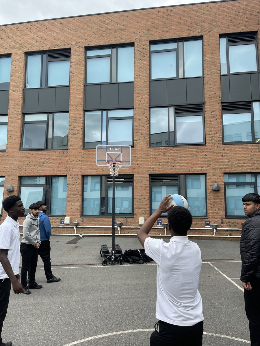 gorse_ruth's tweet image. Some top slam dunkin’ today at lunch in our pop-up house competition! #pointsmakeprizes #housecompetition