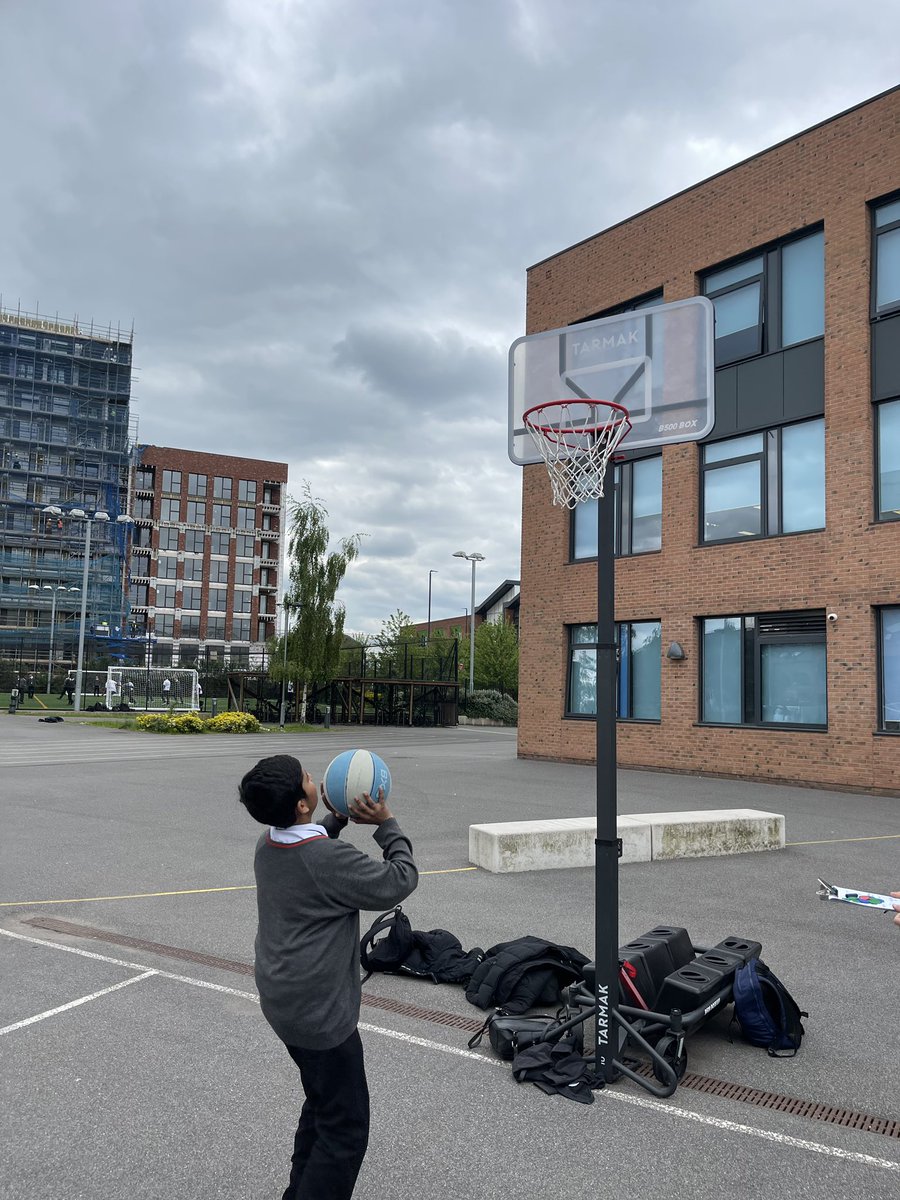 gorse_ruth's tweet image. Some top slam dunkin’ today at lunch in our pop-up house competition! #pointsmakeprizes #housecompetition