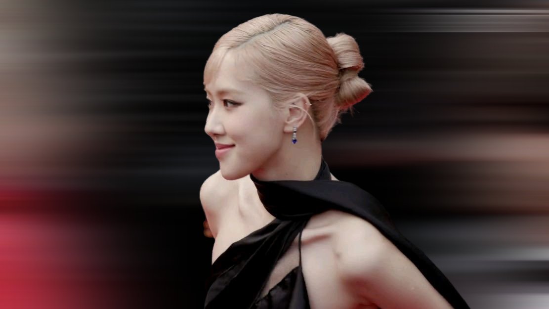 rosoloist's tweet photo. Look at that side profile!

ROSÉ AT CANNES 
#ROSÉAtCannes2023 
#Cannes2023 @YSL https://t.co/rtXIedRdli