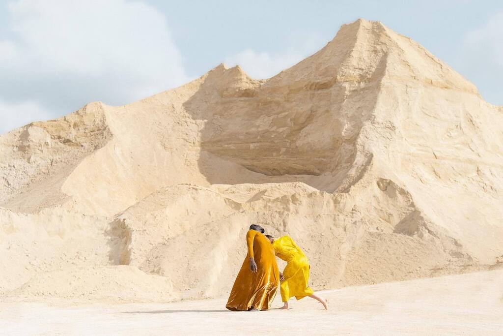 Surrending into dunes
PH/ @juliecherki

@madode.freddy

#professionaldancer #dreamermagazine #somewheremagazine #fineart #fisheyelemag #sony #contemporaryart #contemporarydance #contemporarydancer instagr.am/p/CsWiFH4NiAm/