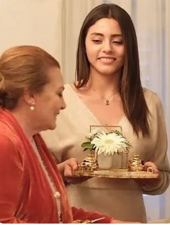 Tá maluco mano a garota encarna mesmo o personagem: Olha o sorriso amarelo da #Doğa tipo só mais um pouquinho garota mantém a cara de feliz. Diva do drama! 
#SılaTürkoğlu
#Doğa