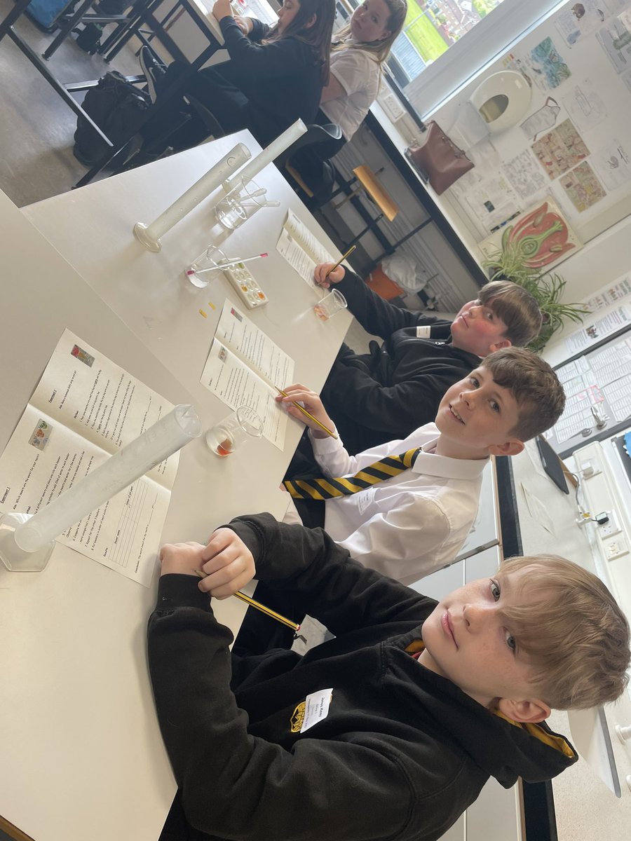 Boness_Academy's tweet photo. Our @Boness_Science transition event was a great hit today! The @BonessP7 from @BonessPublic and @Kinneil_PS had great fun! #aimingfortheacademy https://t.co/FAHKmzA57Y