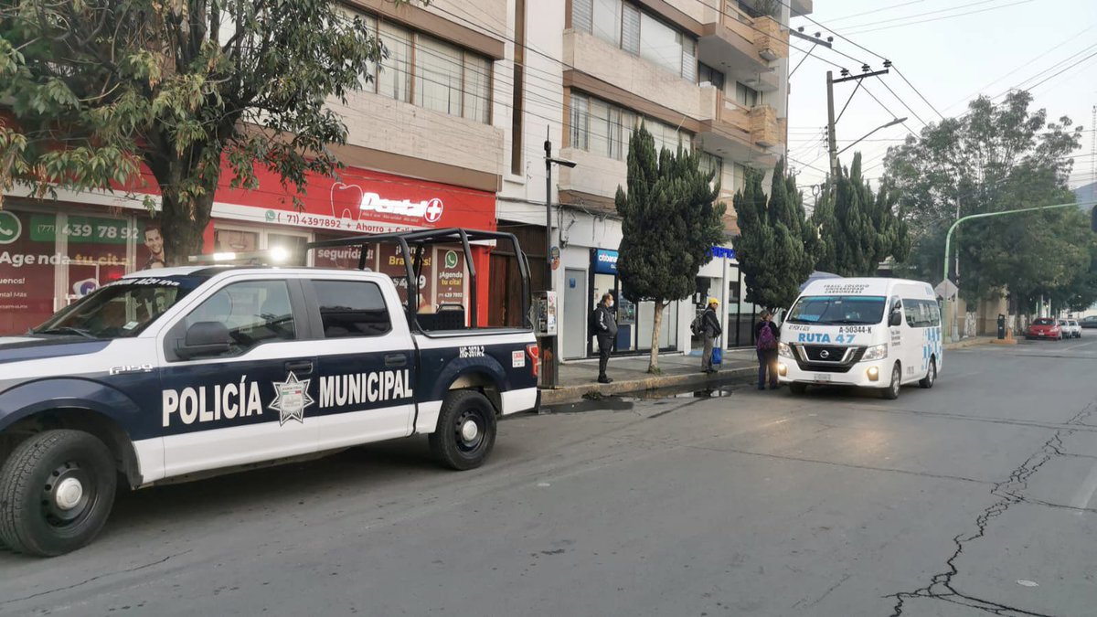pachuca_ssp's tweet photo. #ParaderoSeguro🚸
Hacemos presencia en paraderos del servicio de transporte público, brindando seguridad 🛡️y vigilancia para la tranquilidad de las y los usuarios.

No olvides nuestro número de apoyo ciudadano 7717110707 y 911 ☎️.

#PachucaAvanzaContigo https://t.co/uQQEvsWBJf